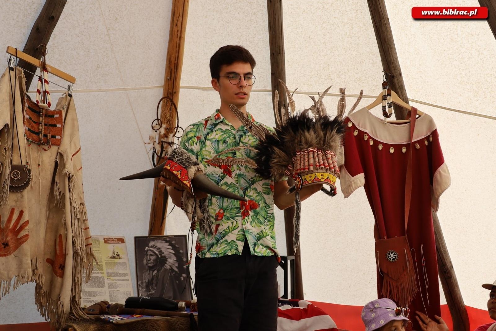 Zdjęcie w galerii na portalu naszraciborz.pl: Baśniowe Lato z Biblioteką w podróży do Wiosek Świata wiadomości z regionu