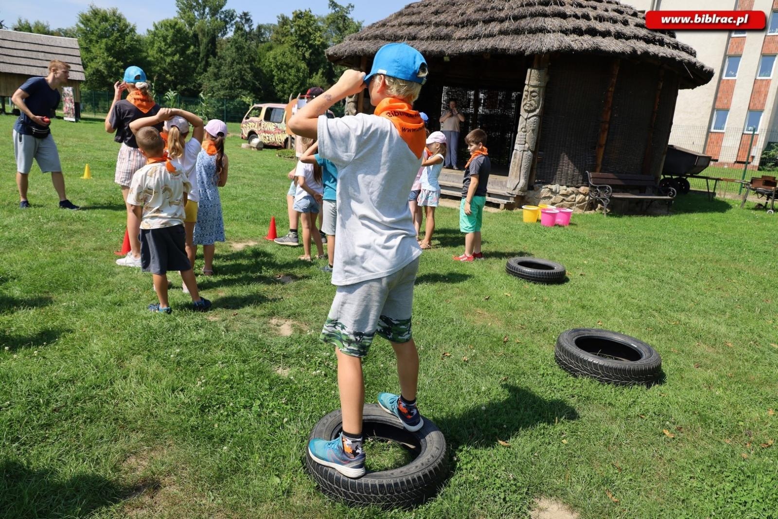 Zdjęcie w galerii na portalu naszraciborz.pl: Baśniowe Lato z Biblioteką w podróży do Wiosek Świata wiadomości z regionu
