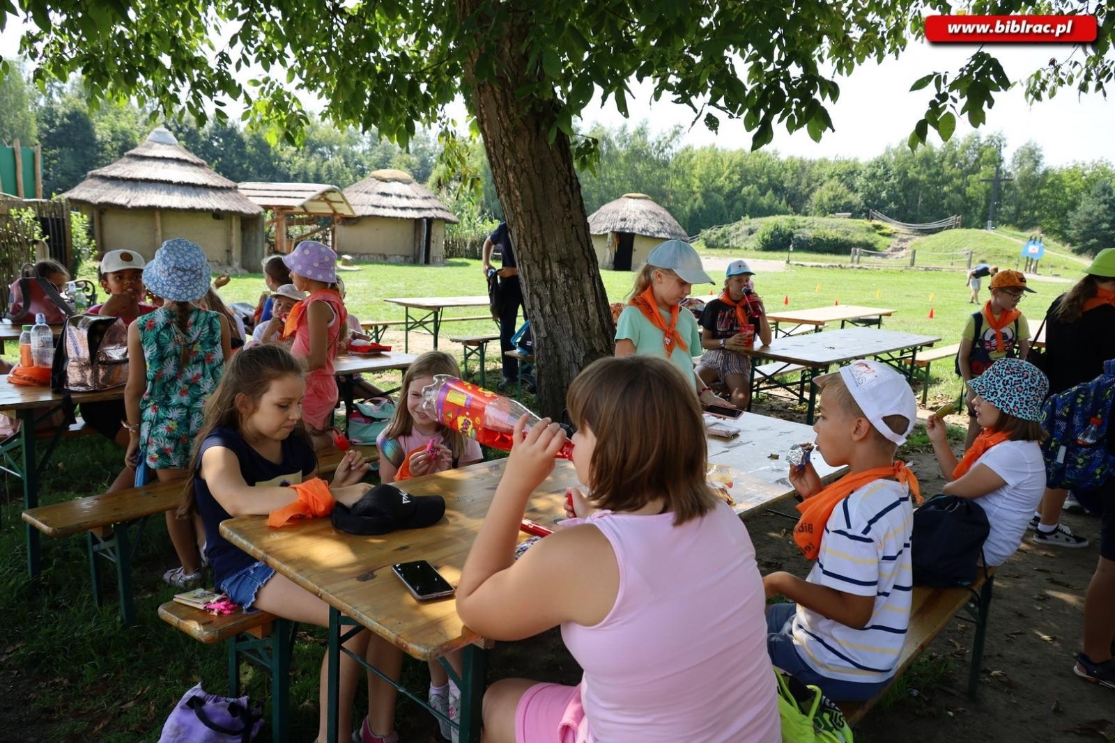 Zdjęcie w galerii na portalu naszraciborz.pl: Baśniowe Lato z Biblioteką w podróży do Wiosek Świata wiadomości z regionu