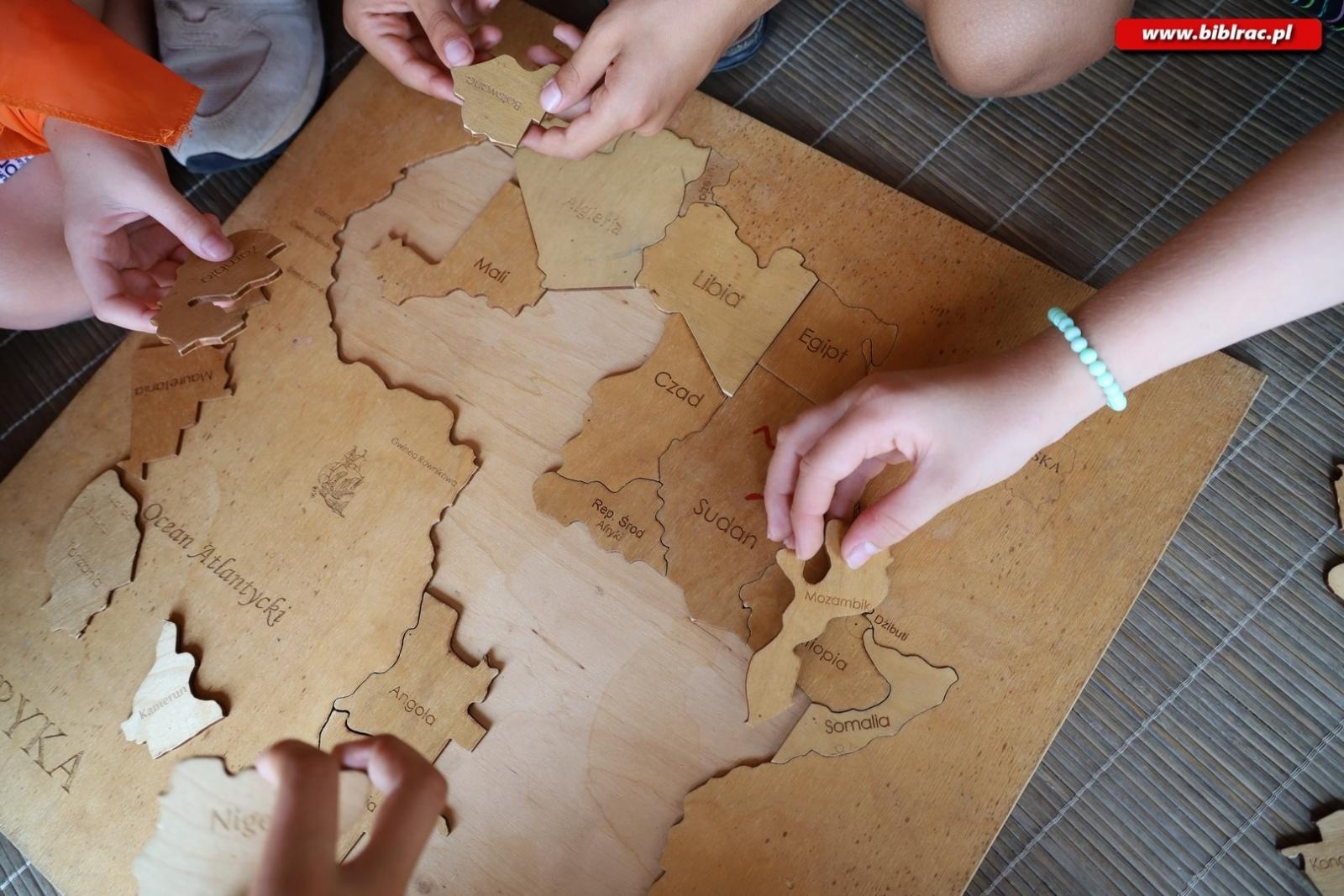 Zdjęcie w galerii na portalu naszraciborz.pl: Baśniowe Lato z Biblioteką w podróży do Wiosek Świata wiadomości z regionu