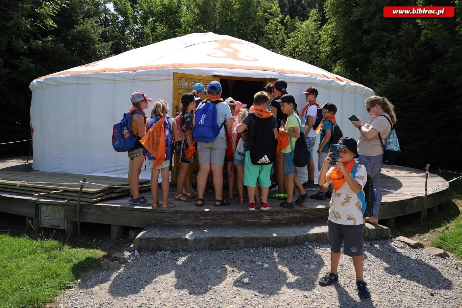 Zdjęcie w galerii na portalu naszraciborz.pl: Baśniowe Lato z Biblioteką w podróży do Wiosek Świata wiadomości z regionu