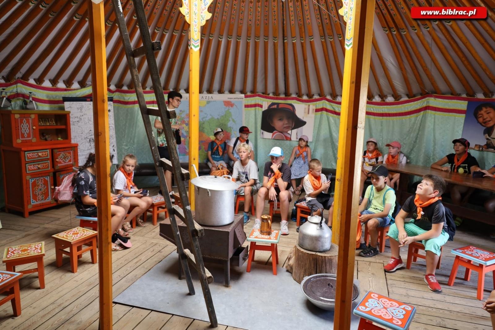 Zdjęcie w galerii na portalu naszraciborz.pl: Baśniowe Lato z Biblioteką w podróży do Wiosek Świata wiadomości z regionu