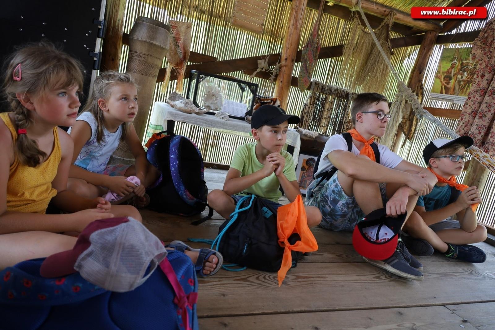 Zdjęcie w galerii na portalu naszraciborz.pl: Baśniowe Lato z Biblioteką w podróży do Wiosek Świata wiadomości z regionu