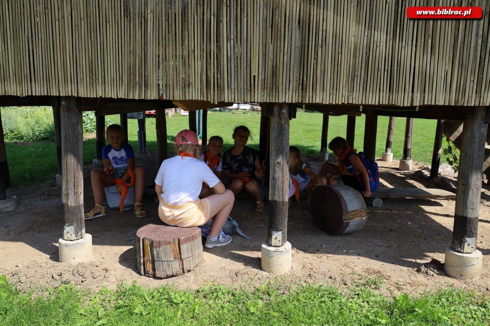 Zdjęcie w galerii na portalu naszraciborz.pl: Baśniowe Lato z Biblioteką w podróży do Wiosek Świata wiadomości z regionu