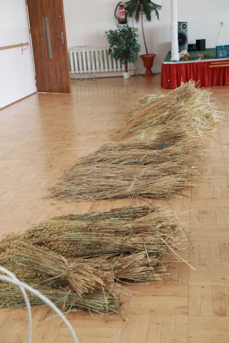 Zdjęcie w galerii na portalu naszraciborz.pl: Tak powstawała korona żniwna. Fotoreportaż z Bojanowa wiadomości z regionu