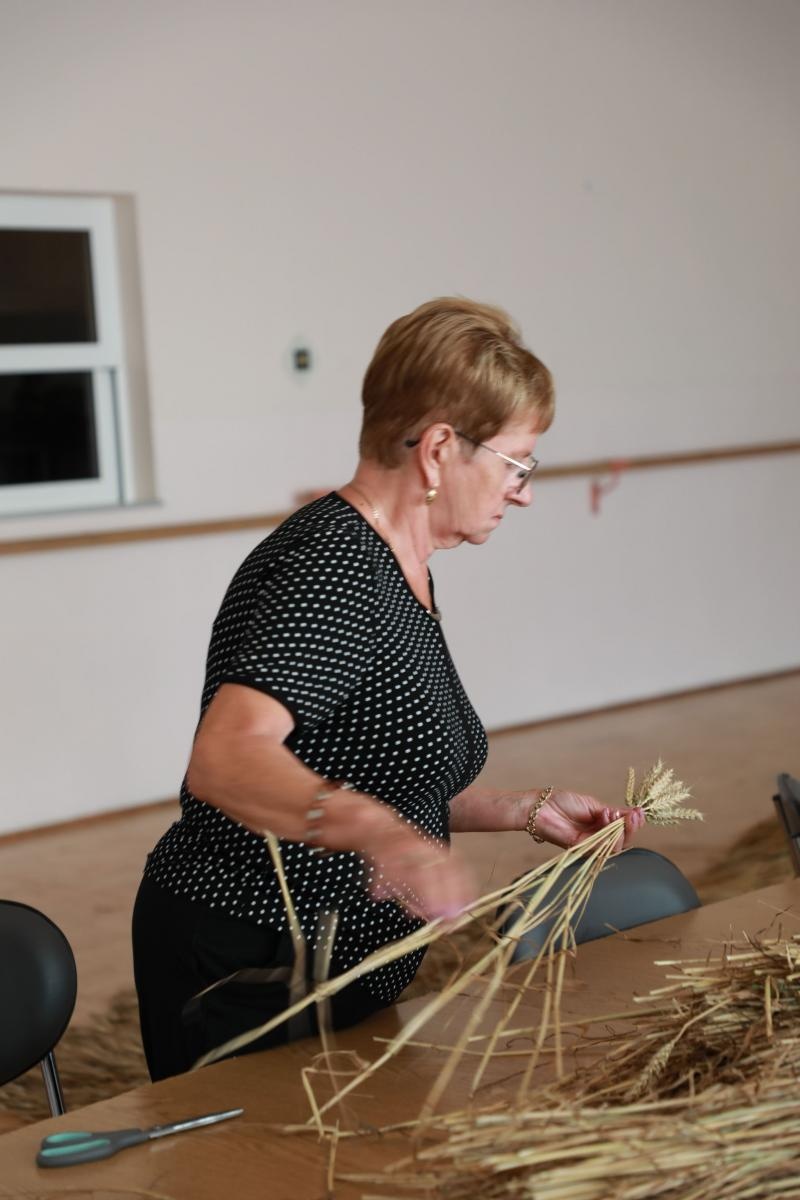 Zdjęcie w galerii na portalu naszraciborz.pl: Tak powstawała korona żniwna. Fotoreportaż z Bojanowa wiadomości z regionu