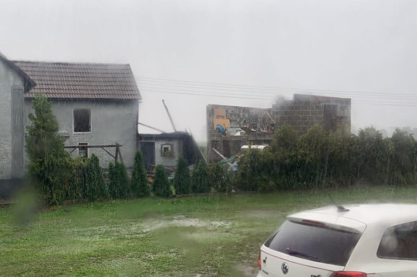 Zdjęcie w galerii na portalu naszraciborz.pl: Nawałnica nad powiatem raciborskim - zerwane dachy w gm. Kuźnia Raciborska [FOTO] wiadomości z regionu