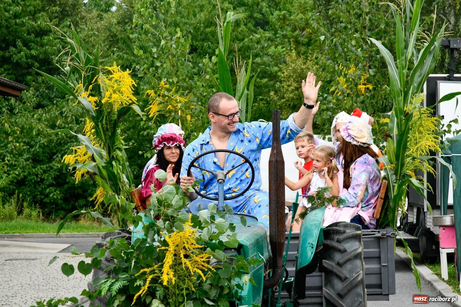 Zdjęcie w galerii na portalu naszraciborz.pl: Barwny korowód dożynkowy w Łańcach [FOTO i WIDEO] wiadomości z regionu