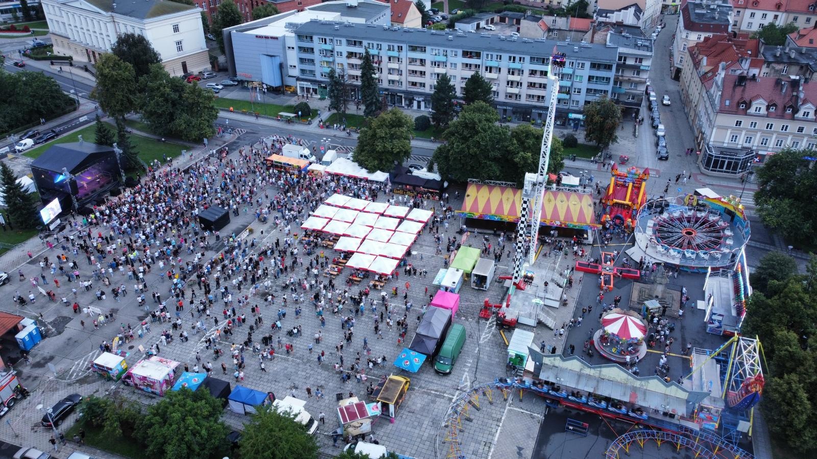 Zdjęcie w galerii na portalu naszraciborz.pl: Memoriał 2022 z lotu ptaka. Zobaczcie lunapark [FOTO i WIDEO] wiadomości z regionu