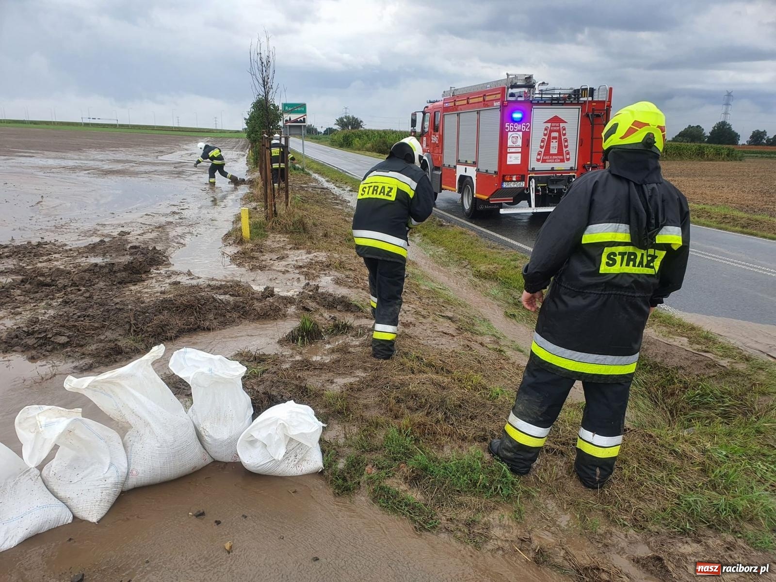 Zdjęcie w galerii na portalu naszraciborz.pl: Racibórz miasto w wodzie. Zalane posesje, piwnice, drogi [FOTO i WIDEO] wiadomości z regionu