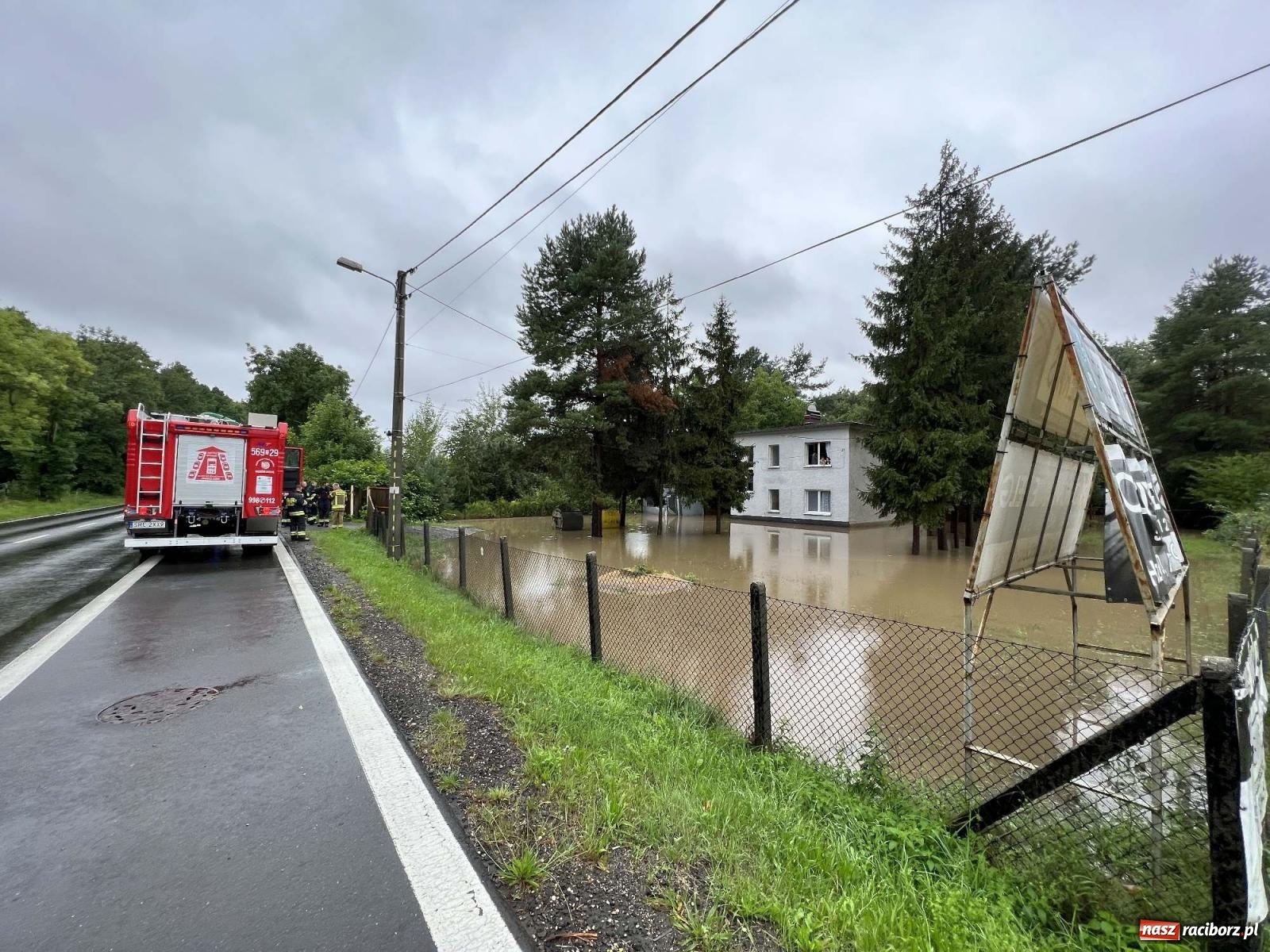 Zdjęcie w galerii na portalu naszraciborz.pl: Przy Brzeskiej w Raciborzu woda zalała domy wiadomości z regionu