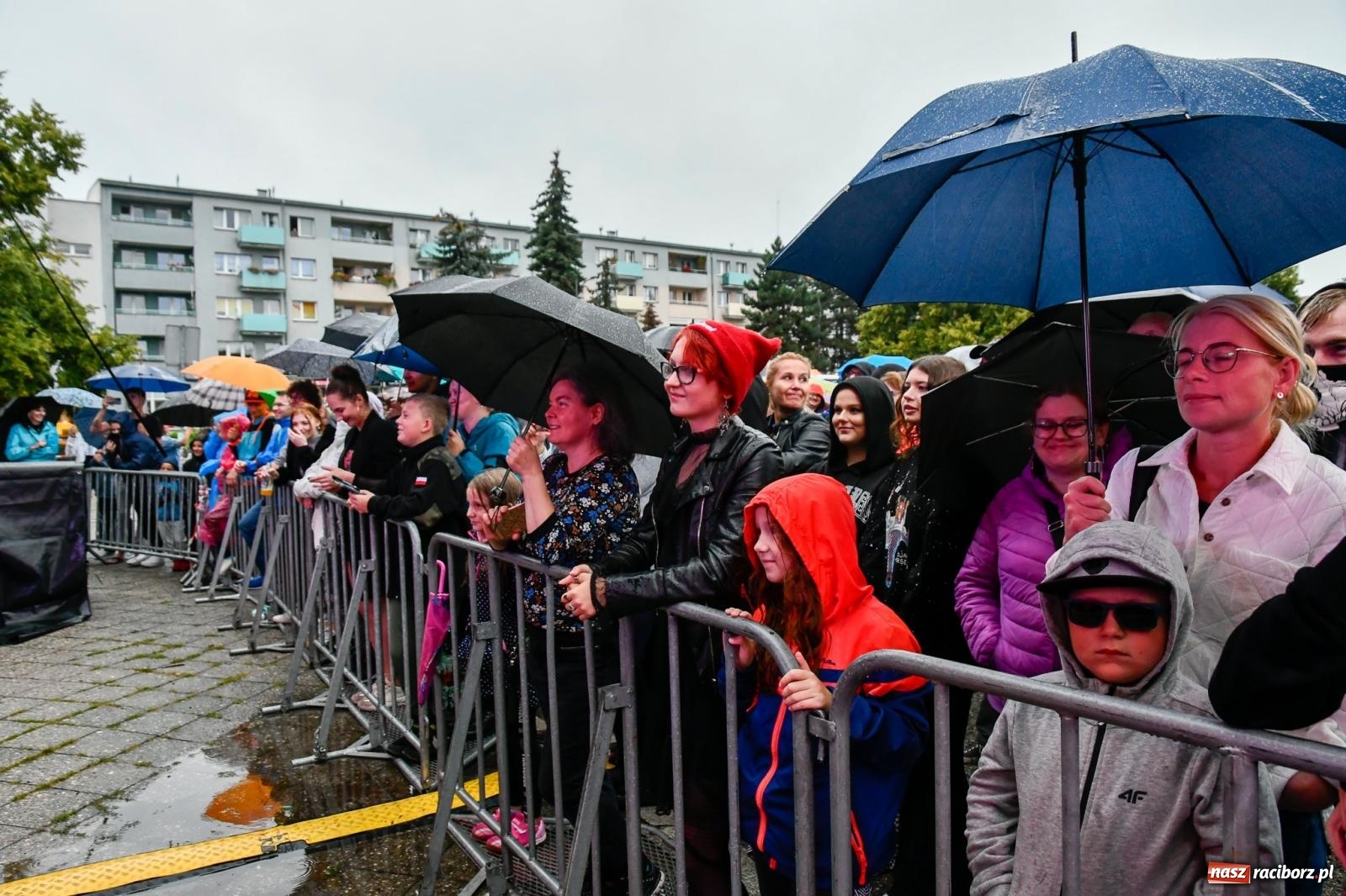 Zdjęcie w galerii na portalu naszraciborz.pl: Memoriał 2022. Łydka Grubasa, Adelajda i dobra zabawa przed sceną wiadomości z regionu