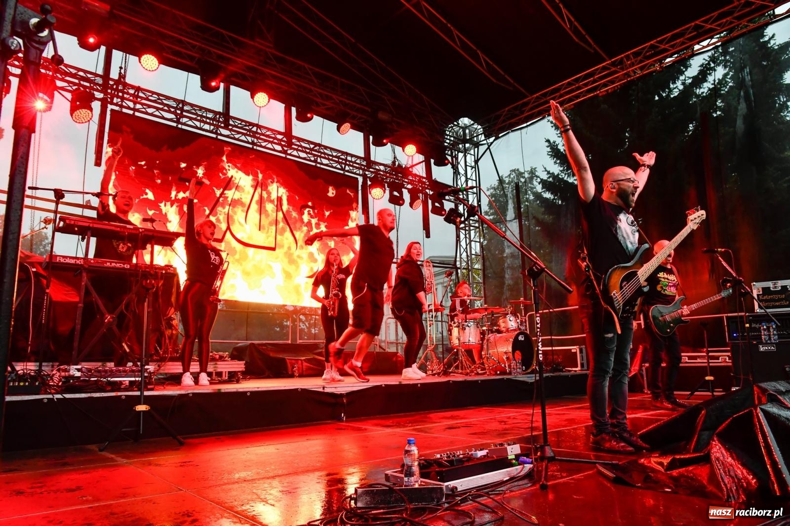 Zdjęcie w galerii na portalu naszraciborz.pl: Memoriał 2022. Łydka Grubasa, Adelajda i dobra zabawa przed sceną wiadomości z regionu