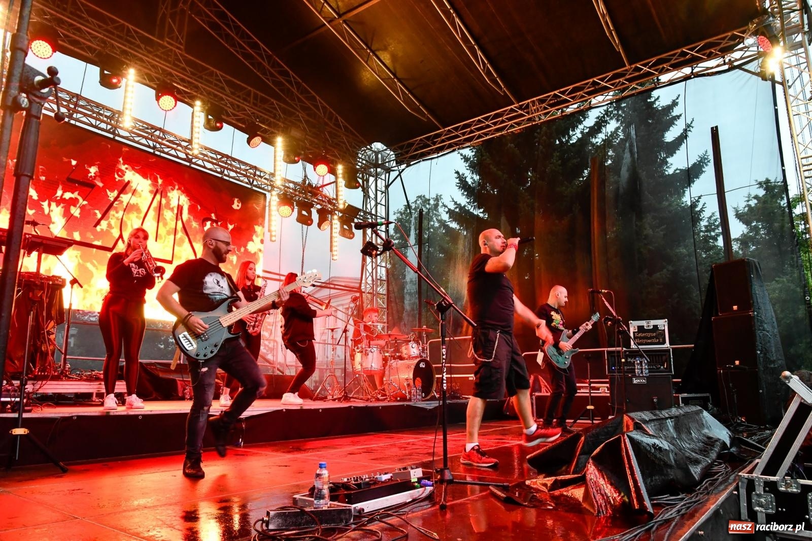 Zdjęcie w galerii na portalu naszraciborz.pl: Memoriał 2022. Łydka Grubasa, Adelajda i dobra zabawa przed sceną wiadomości z regionu