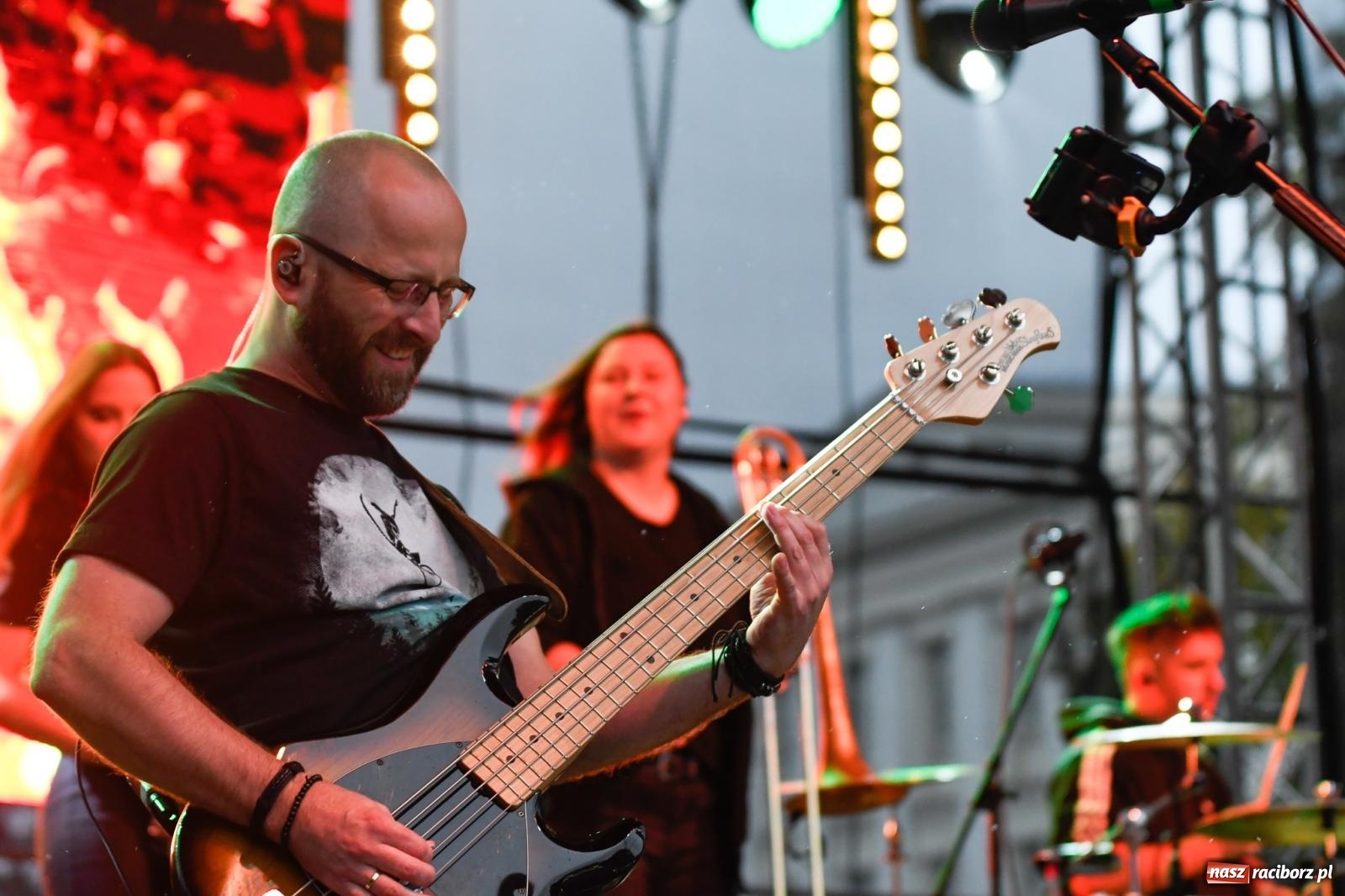 Zdjęcie w galerii na portalu naszraciborz.pl: Memoriał 2022. Łydka Grubasa, Adelajda i dobra zabawa przed sceną wiadomości z regionu