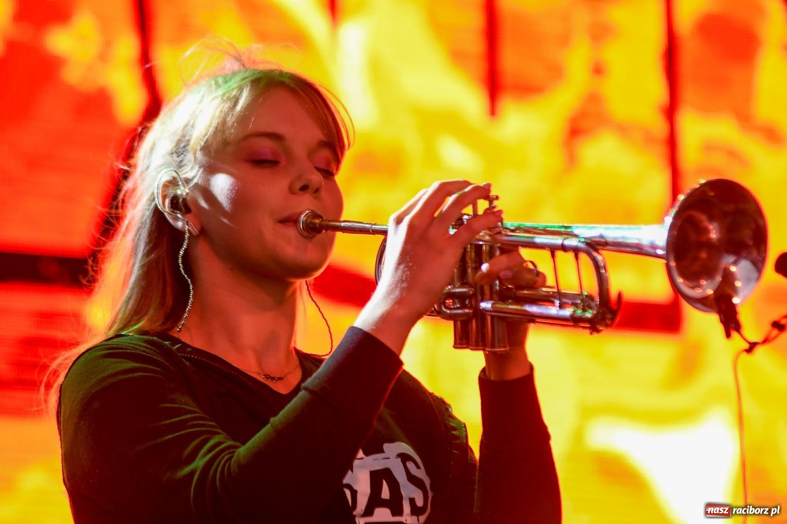 Zdjęcie w galerii na portalu naszraciborz.pl: Memoriał 2022. Łydka Grubasa, Adelajda i dobra zabawa przed sceną wiadomości z regionu