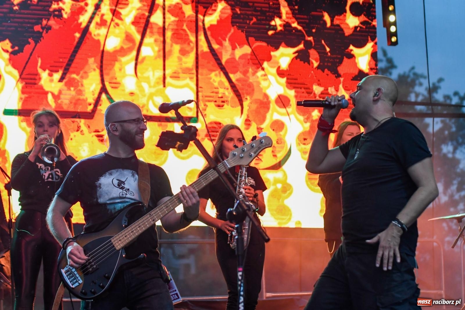 Zdjęcie w galerii na portalu naszraciborz.pl: Memoriał 2022. Łydka Grubasa, Adelajda i dobra zabawa przed sceną wiadomości z regionu