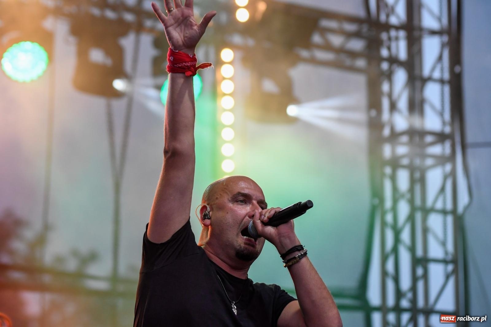 Zdjęcie w galerii na portalu naszraciborz.pl: Memoriał 2022. Łydka Grubasa, Adelajda i dobra zabawa przed sceną wiadomości z regionu