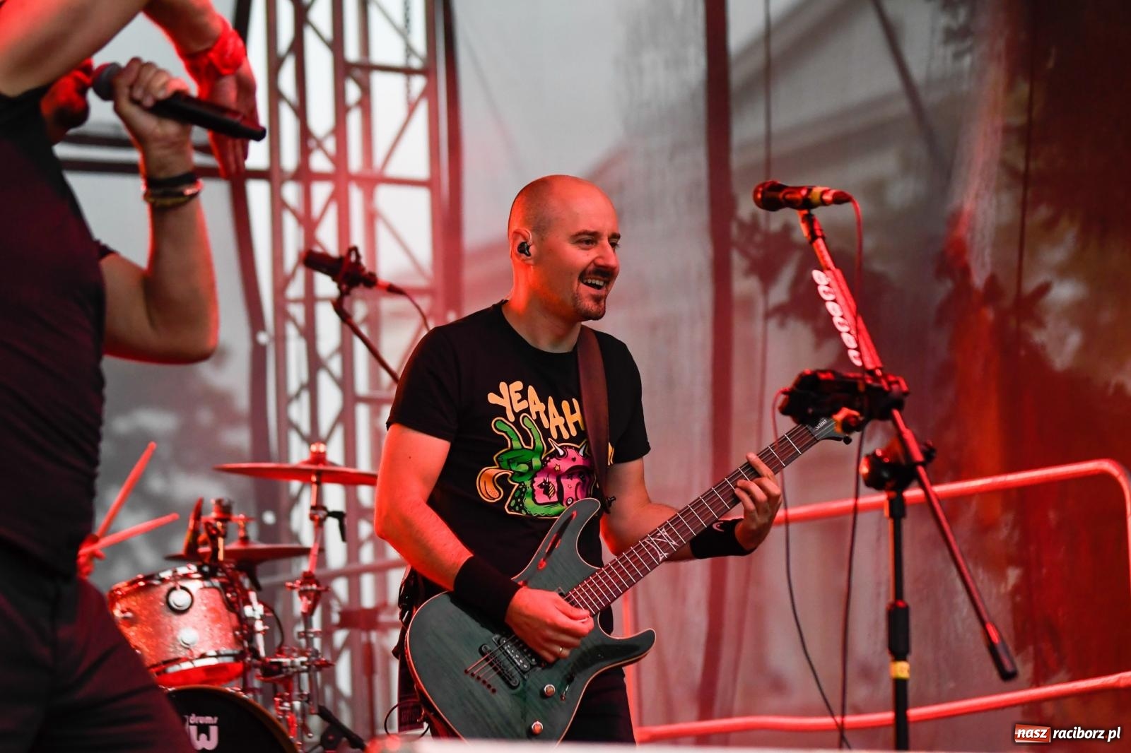 Zdjęcie w galerii na portalu naszraciborz.pl: Memoriał 2022. Łydka Grubasa, Adelajda i dobra zabawa przed sceną wiadomości z regionu