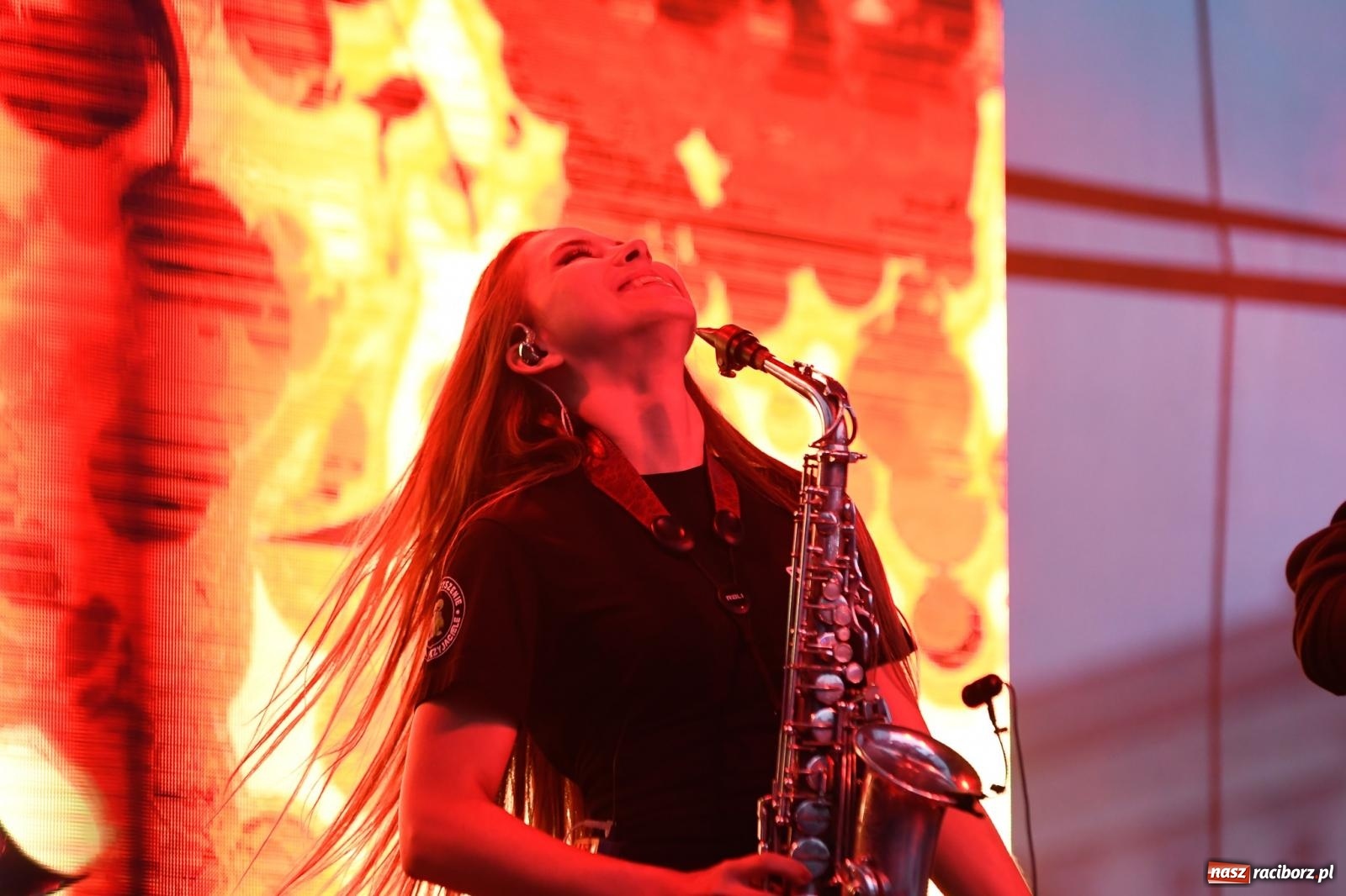 Zdjęcie w galerii na portalu naszraciborz.pl: Memoriał 2022. Łydka Grubasa, Adelajda i dobra zabawa przed sceną wiadomości z regionu