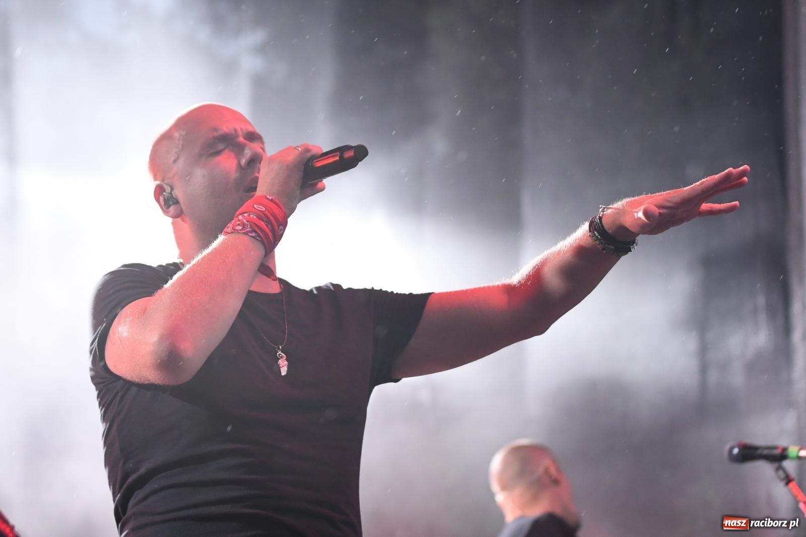 Zdjęcie w galerii na portalu naszraciborz.pl: Memoriał 2022. Łydka Grubasa, Adelajda i dobra zabawa przed sceną wiadomości z regionu