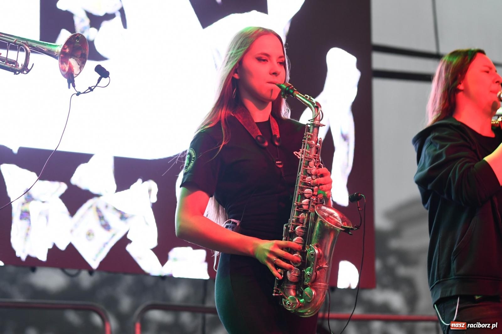 Zdjęcie w galerii na portalu naszraciborz.pl: Memoriał 2022. Łydka Grubasa, Adelajda i dobra zabawa przed sceną wiadomości z regionu