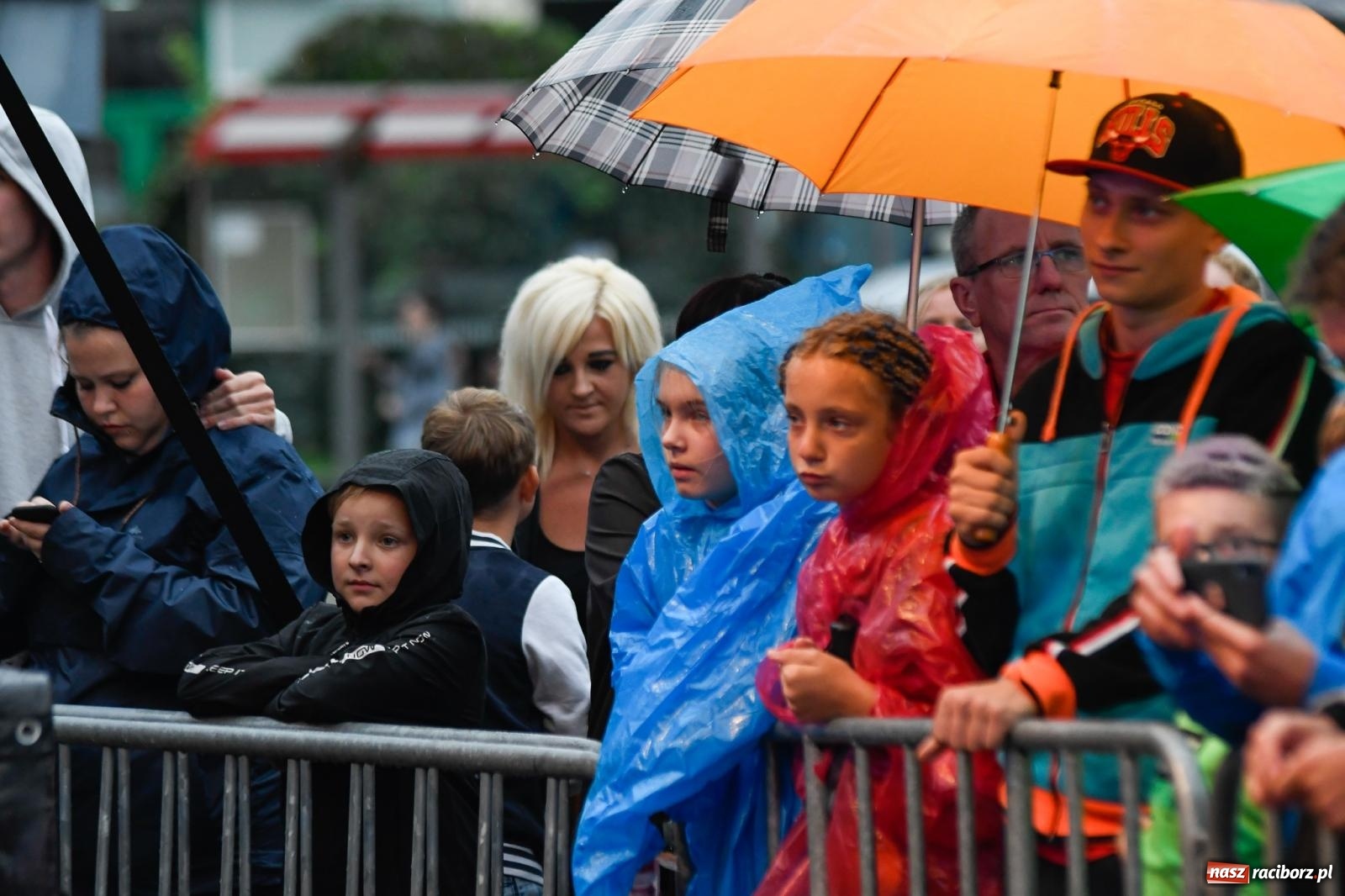 Zdjęcie w galerii na portalu naszraciborz.pl: Memoriał 2022. Łydka Grubasa, Adelajda i dobra zabawa przed sceną wiadomości z regionu