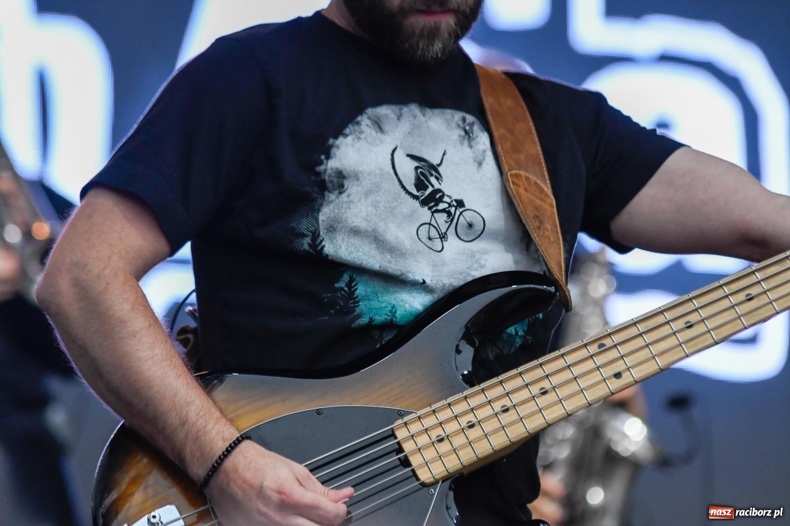 Zdjęcie w galerii na portalu naszraciborz.pl: Memoriał 2022. Łydka Grubasa, Adelajda i dobra zabawa przed sceną wiadomości z regionu