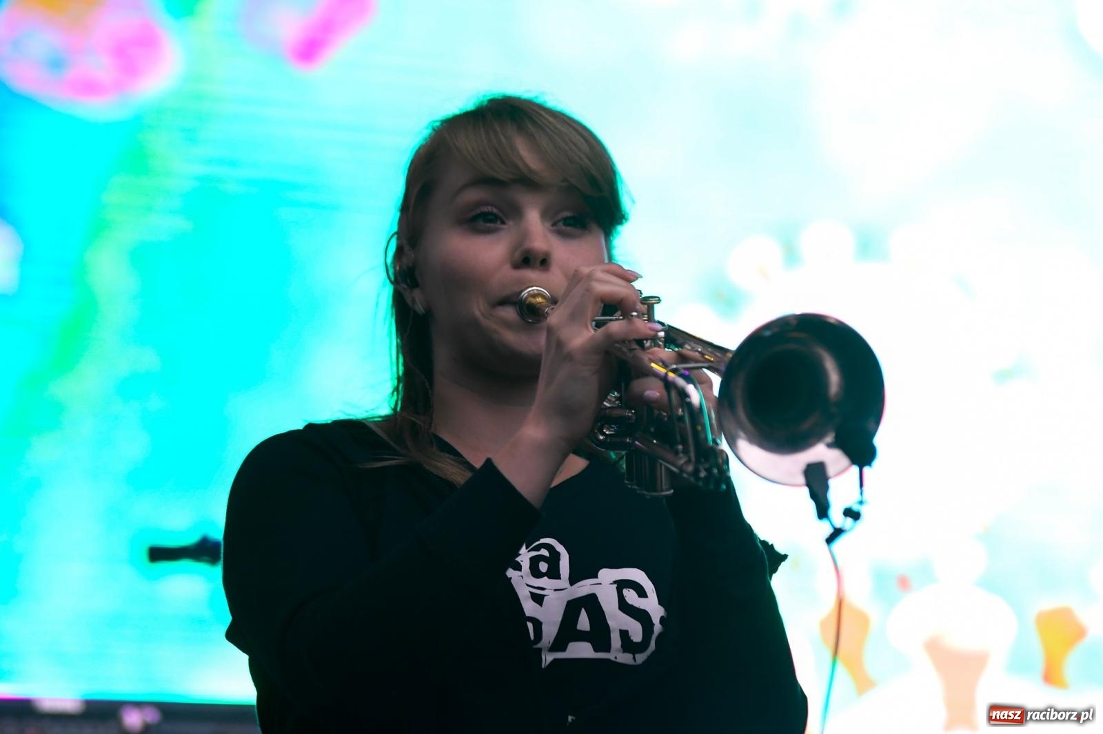 Zdjęcie w galerii na portalu naszraciborz.pl: Memoriał 2022. Łydka Grubasa, Adelajda i dobra zabawa przed sceną wiadomości z regionu