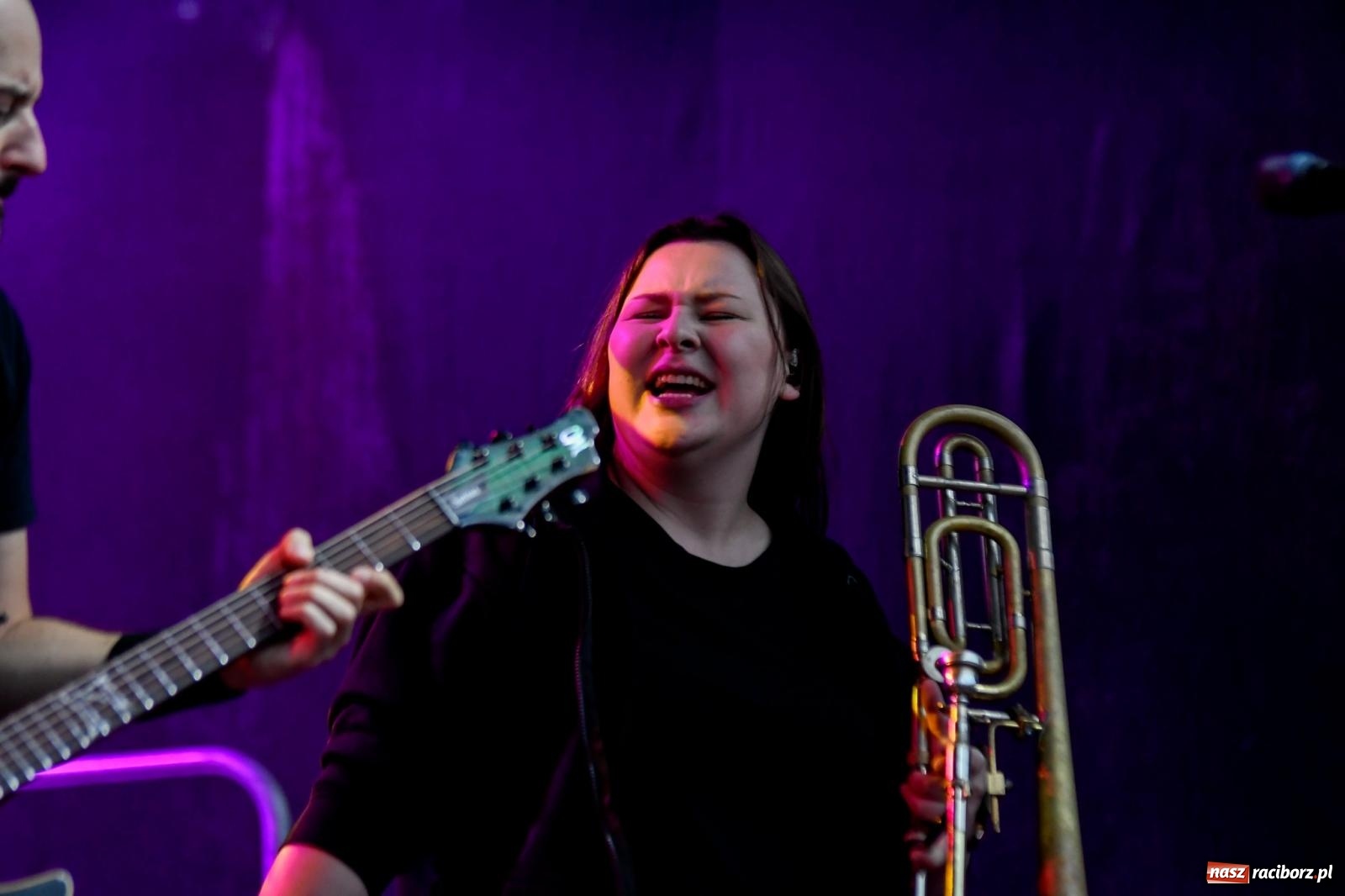 Zdjęcie w galerii na portalu naszraciborz.pl: Memoriał 2022. Łydka Grubasa, Adelajda i dobra zabawa przed sceną wiadomości z regionu