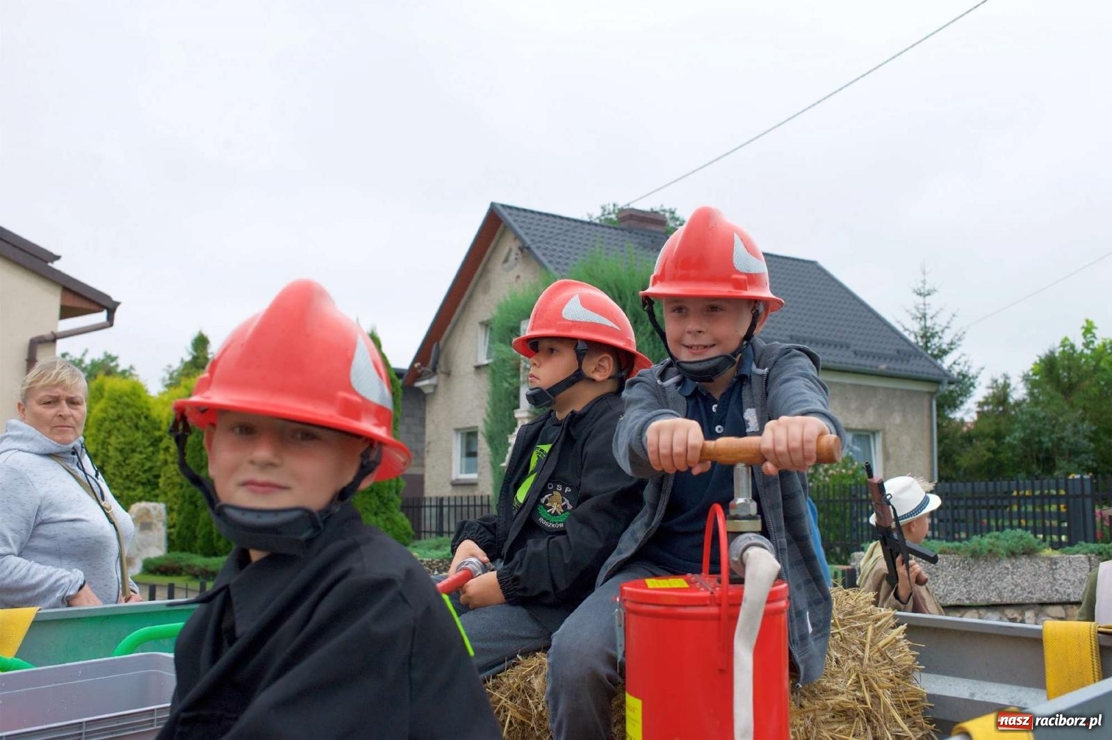 Zdjęcie w galerii na portalu naszraciborz.pl: Dożynki 2022 w Roszkowie. Strażacy wolontariusze i płeć piękna [FOTO i WIDEO] wiadomości z regionu