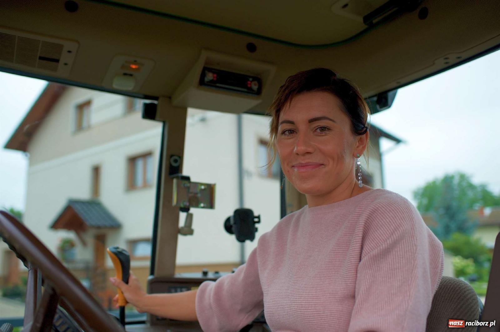Zdjęcie w galerii na portalu naszraciborz.pl: Dożynki 2022 w Roszkowie. Strażacy wolontariusze i płeć piękna [FOTO i WIDEO] wiadomości z regionu
