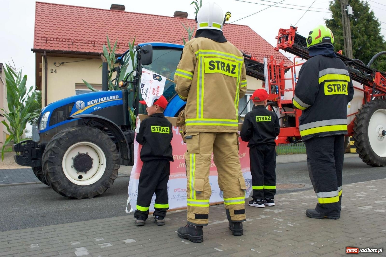 Zdjęcie w galerii na portalu naszraciborz.pl: Dożynki 2022 w Roszkowie. Strażacy wolontariusze i płeć piękna [FOTO i WIDEO] wiadomości z regionu