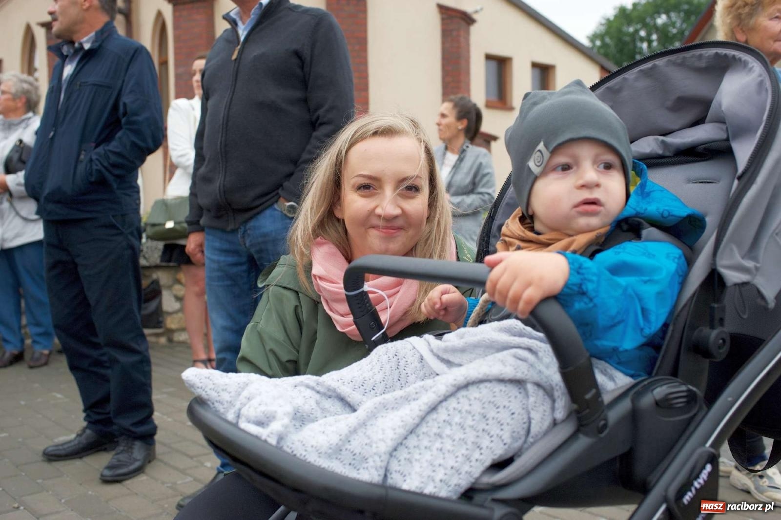 Zdjęcie w galerii na portalu naszraciborz.pl: Dożynki 2022 w Roszkowie. Strażacy wolontariusze i płeć piękna [FOTO i WIDEO] wiadomości z regionu