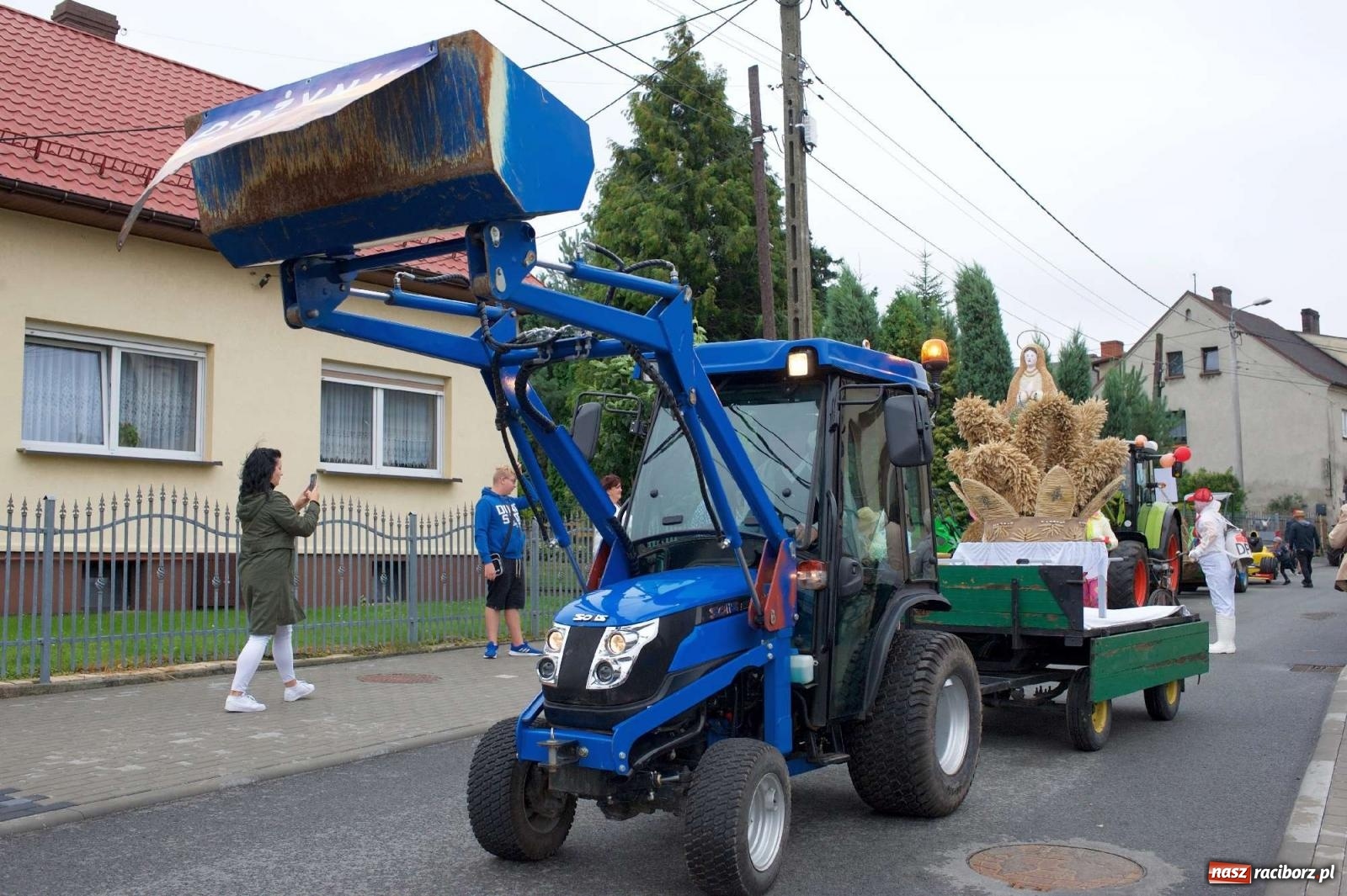 Zdjęcie w galerii na portalu naszraciborz.pl: Dożynki 2022 w Roszkowie. Strażacy wolontariusze i płeć piękna [FOTO i WIDEO] wiadomości z regionu