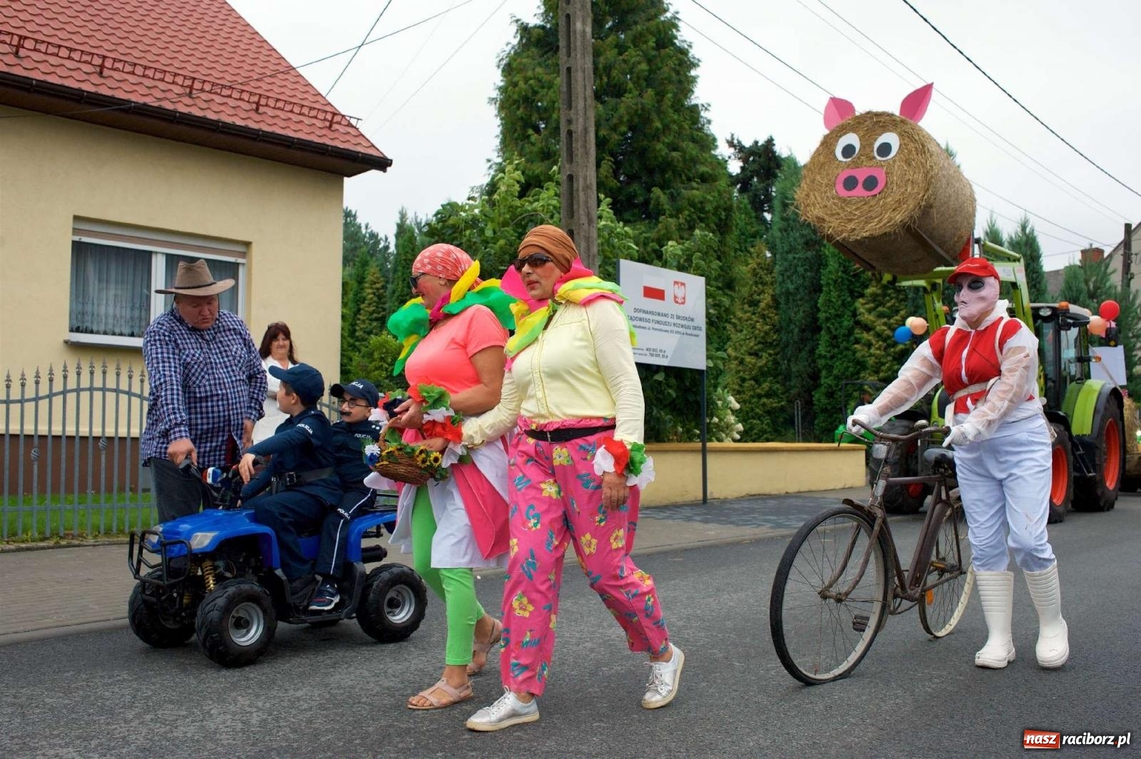 Zdjęcie w galerii na portalu naszraciborz.pl: Dożynki 2022 w Roszkowie. Strażacy wolontariusze i płeć piękna [FOTO i WIDEO] wiadomości z regionu