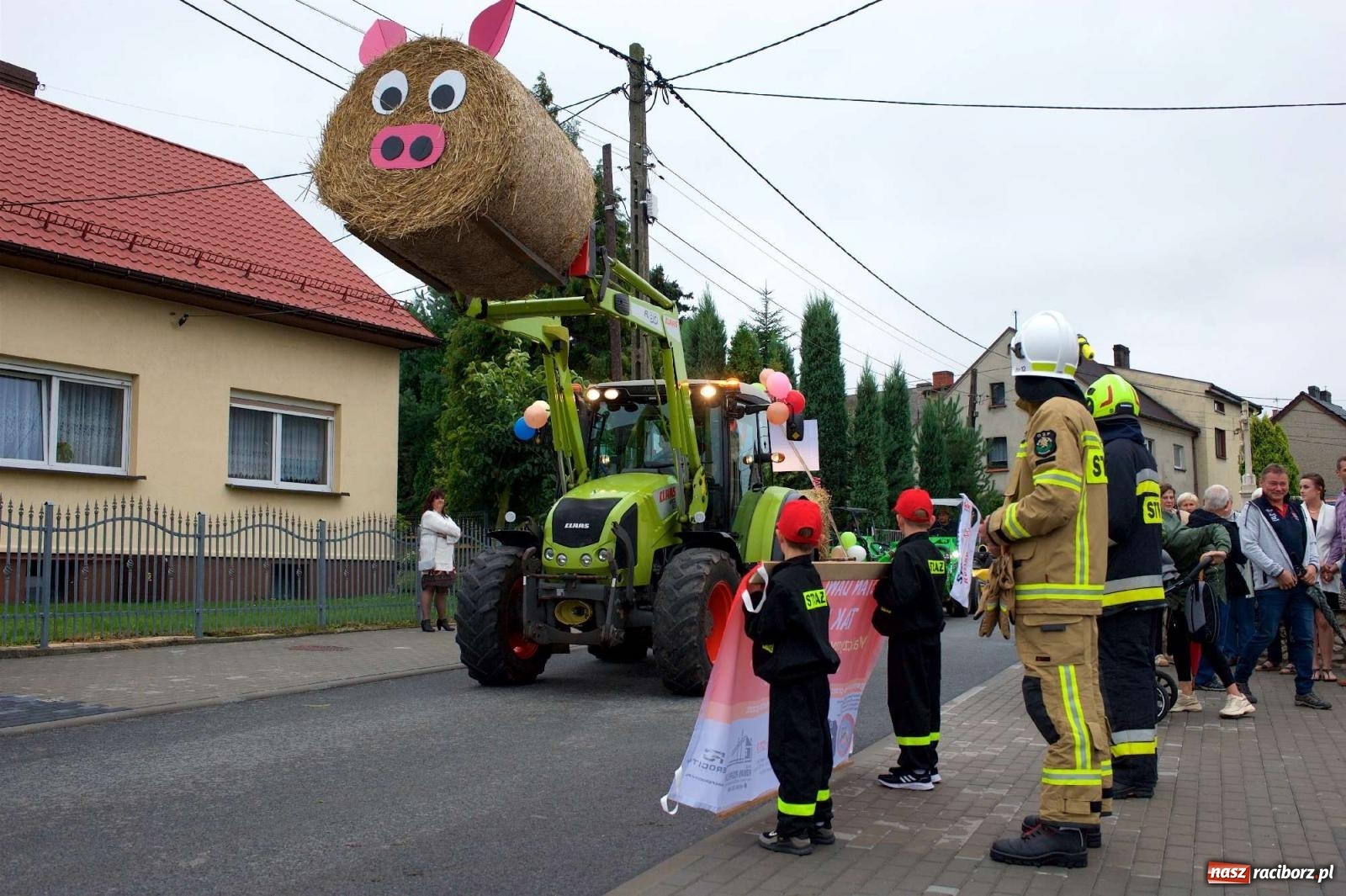 Zdjęcie w galerii na portalu naszraciborz.pl: Dożynki 2022 w Roszkowie. Strażacy wolontariusze i płeć piękna [FOTO i WIDEO] wiadomości z regionu