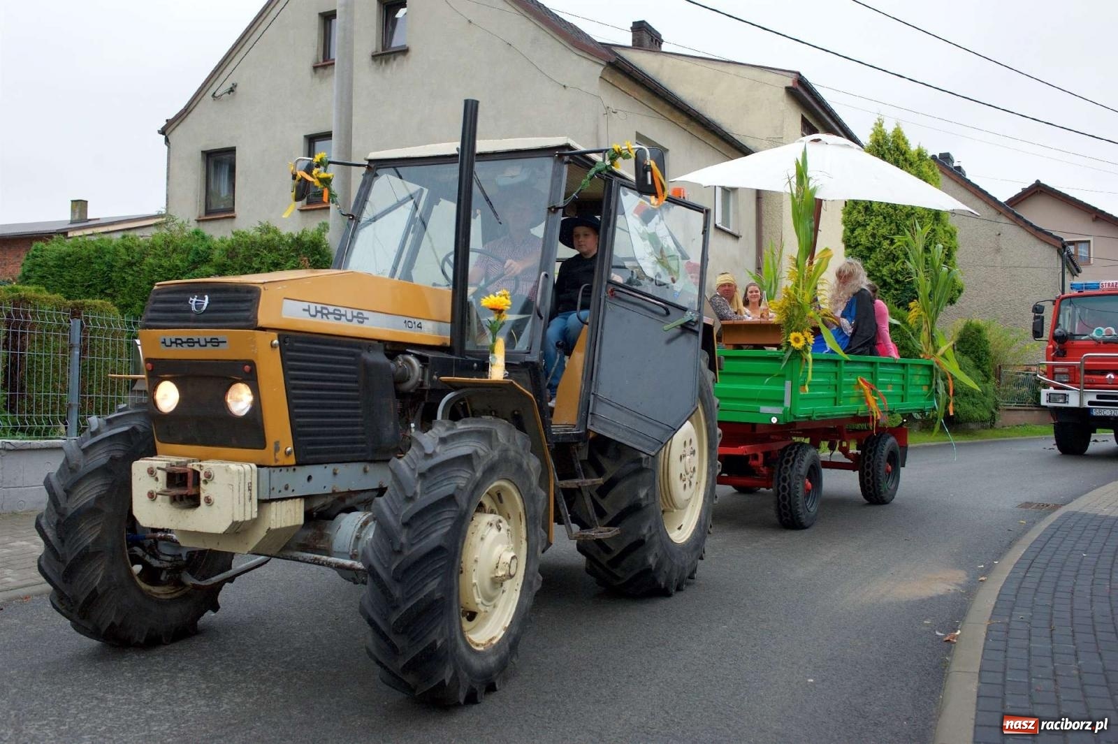 Zdjęcie w galerii na portalu naszraciborz.pl: Dożynki 2022 w Roszkowie. Strażacy wolontariusze i płeć piękna [FOTO i WIDEO] wiadomości z regionu