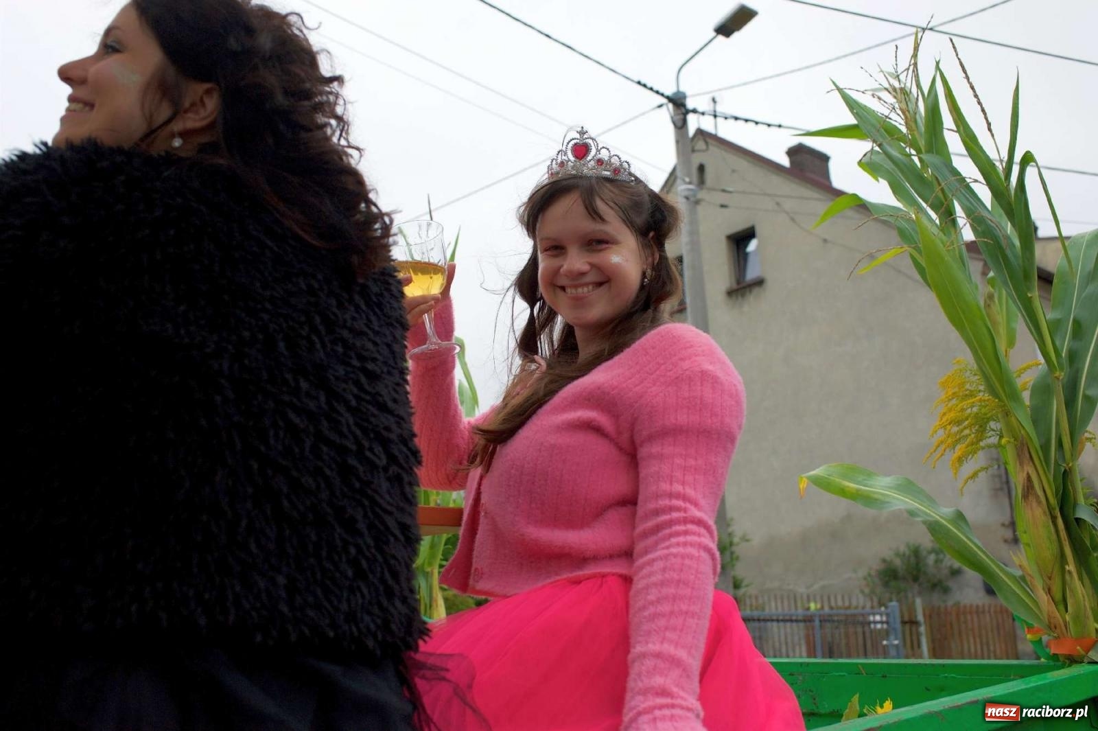 Zdjęcie w galerii na portalu naszraciborz.pl: Dożynki 2022 w Roszkowie. Strażacy wolontariusze i płeć piękna [FOTO i WIDEO] wiadomości z regionu