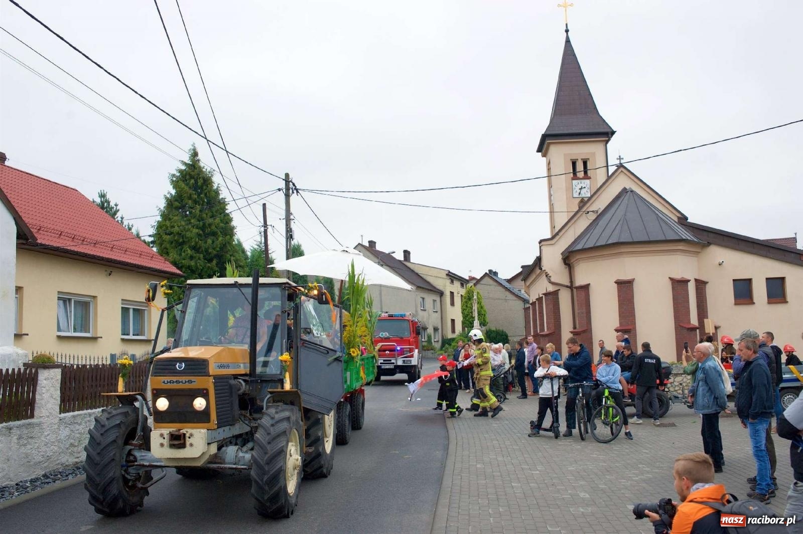 Zdjęcie w galerii na portalu naszraciborz.pl: Dożynki 2022 w Roszkowie. Strażacy wolontariusze i płeć piękna [FOTO i WIDEO] wiadomości z regionu