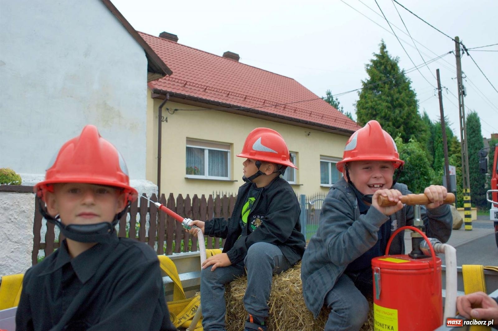Zdjęcie w galerii na portalu naszraciborz.pl: Dożynki 2022 w Roszkowie. Strażacy wolontariusze i płeć piękna [FOTO i WIDEO] wiadomości z regionu