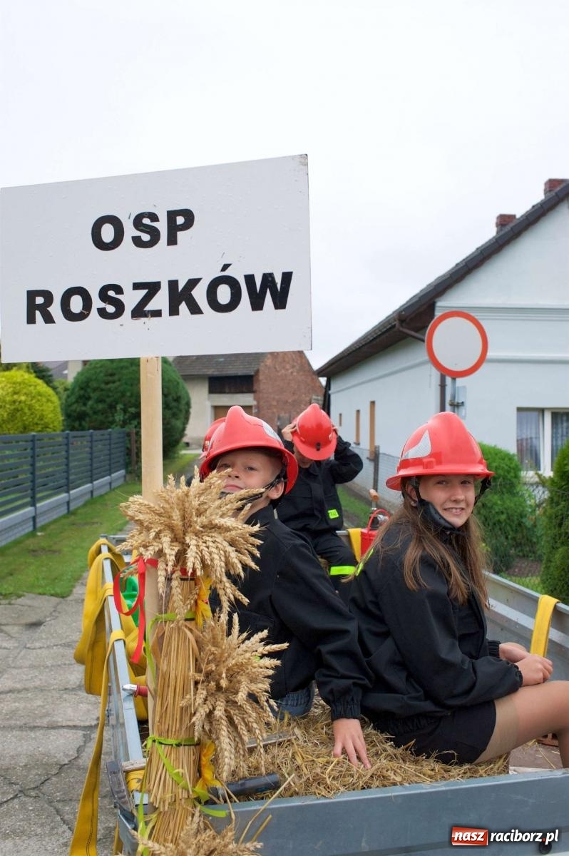 Zdjęcie w galerii na portalu naszraciborz.pl: Dożynki 2022 w Roszkowie. Strażacy wolontariusze i płeć piękna [FOTO i WIDEO] wiadomości z regionu
