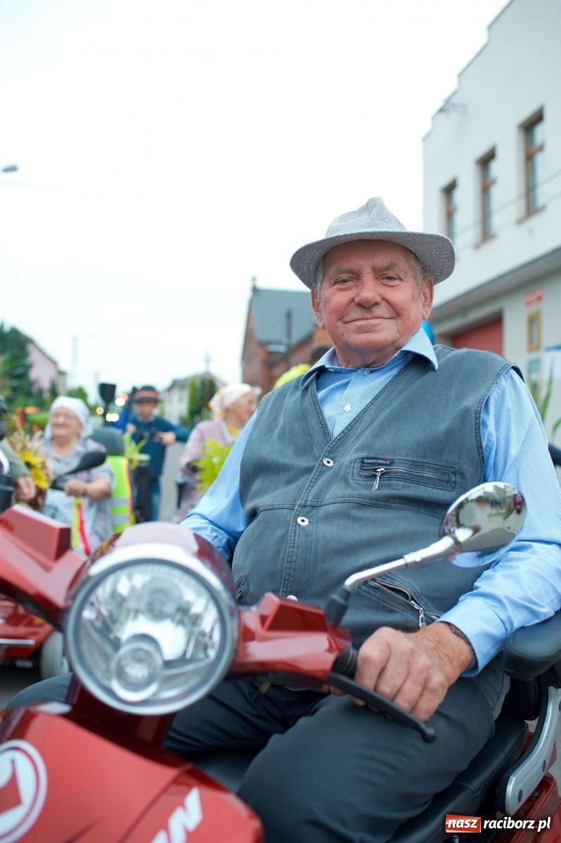 Zdjęcie w galerii na portalu naszraciborz.pl: Dożynki 2022 w Bolesławiu. Klub żniwiarzy XX wieku [FOTO i WIDEO] wiadomości z regionu