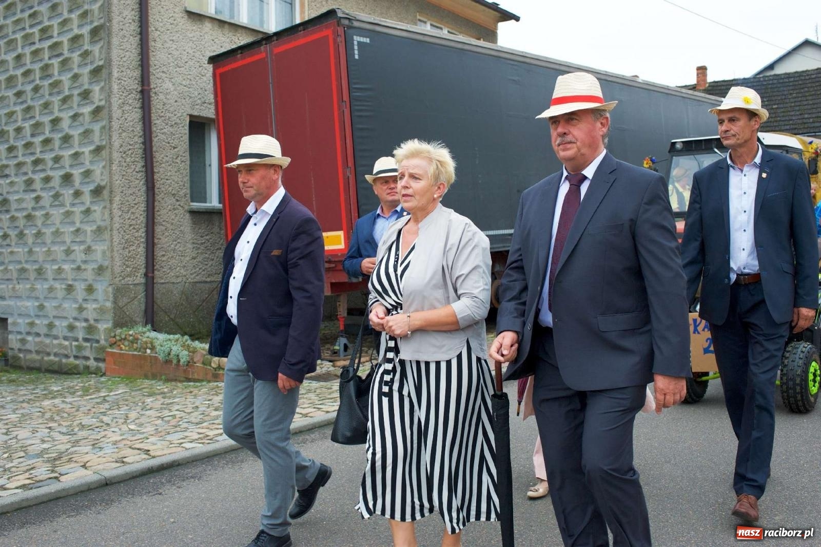 Zdjęcie w galerii na portalu naszraciborz.pl: Dożynki 2022 w Bolesławiu. Klub żniwiarzy XX wieku [FOTO i WIDEO] wiadomości z regionu