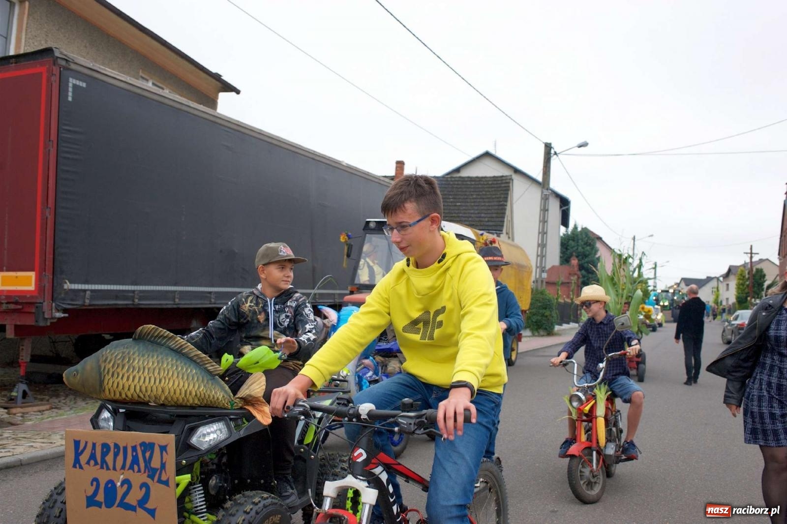 Zdjęcie w galerii na portalu naszraciborz.pl: Dożynki 2022 w Bolesławiu. Klub żniwiarzy XX wieku [FOTO i WIDEO] wiadomości z regionu