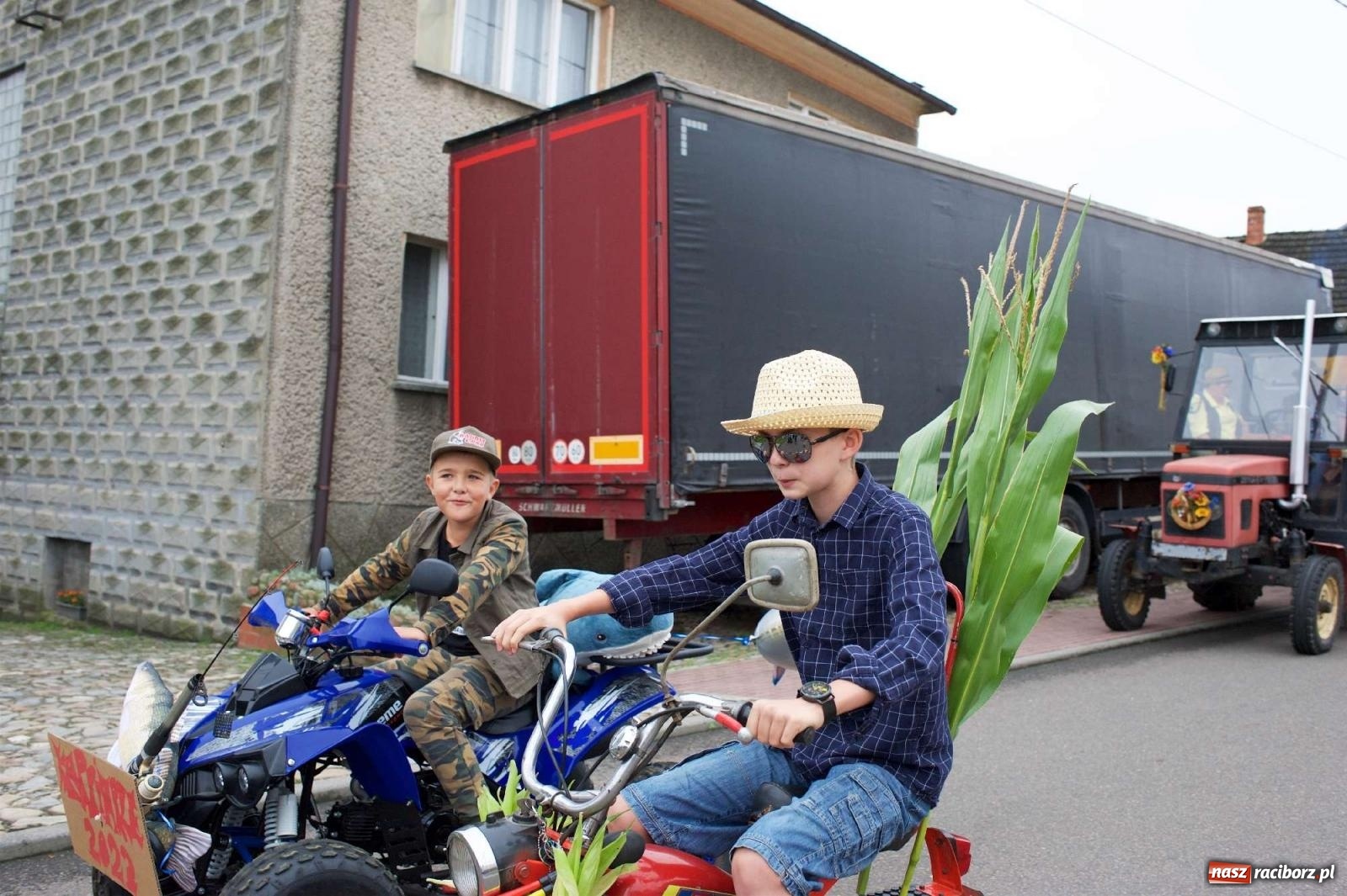 Zdjęcie w galerii na portalu naszraciborz.pl: Dożynki 2022 w Bolesławiu. Klub żniwiarzy XX wieku [FOTO i WIDEO] wiadomości z regionu