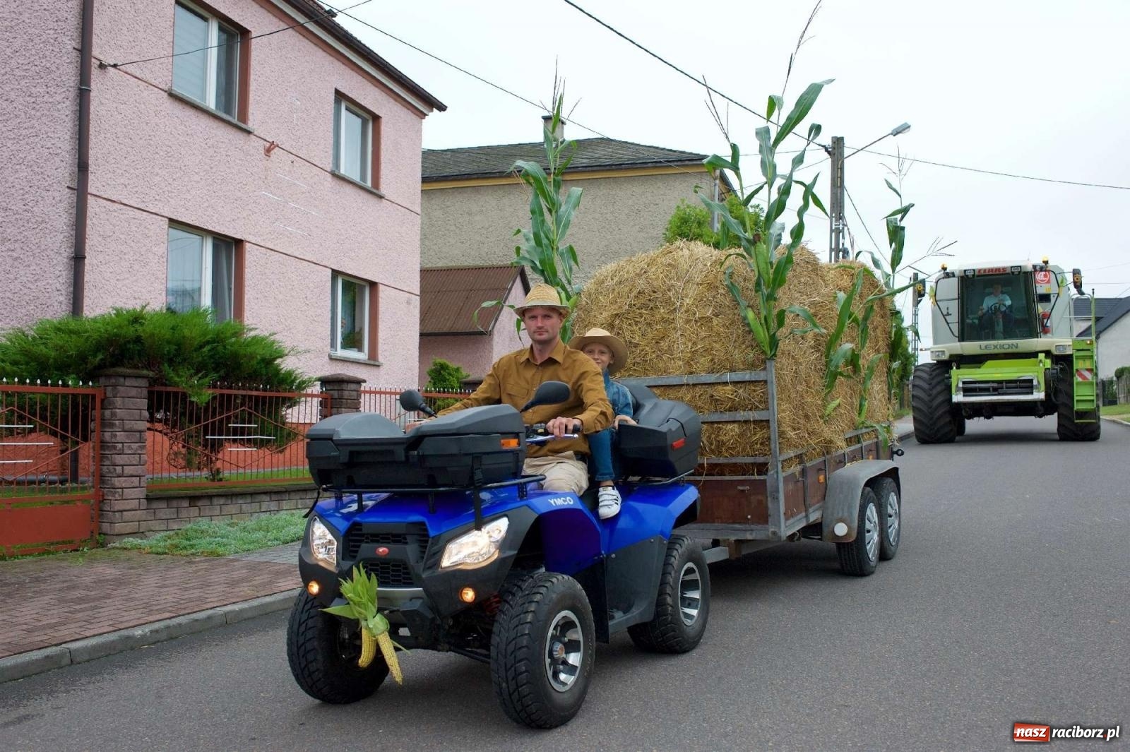 Zdjęcie w galerii na portalu naszraciborz.pl: Dożynki 2022 w Bolesławiu. Klub żniwiarzy XX wieku [FOTO i WIDEO] wiadomości z regionu