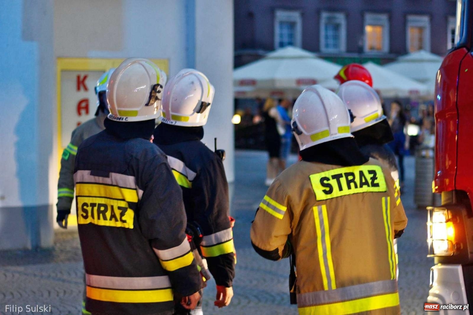 Zdjęcie w galerii na portalu naszraciborz.pl: Z Memoriału do akcji. Strażacka interwencja na Rynku wiadomości z regionu