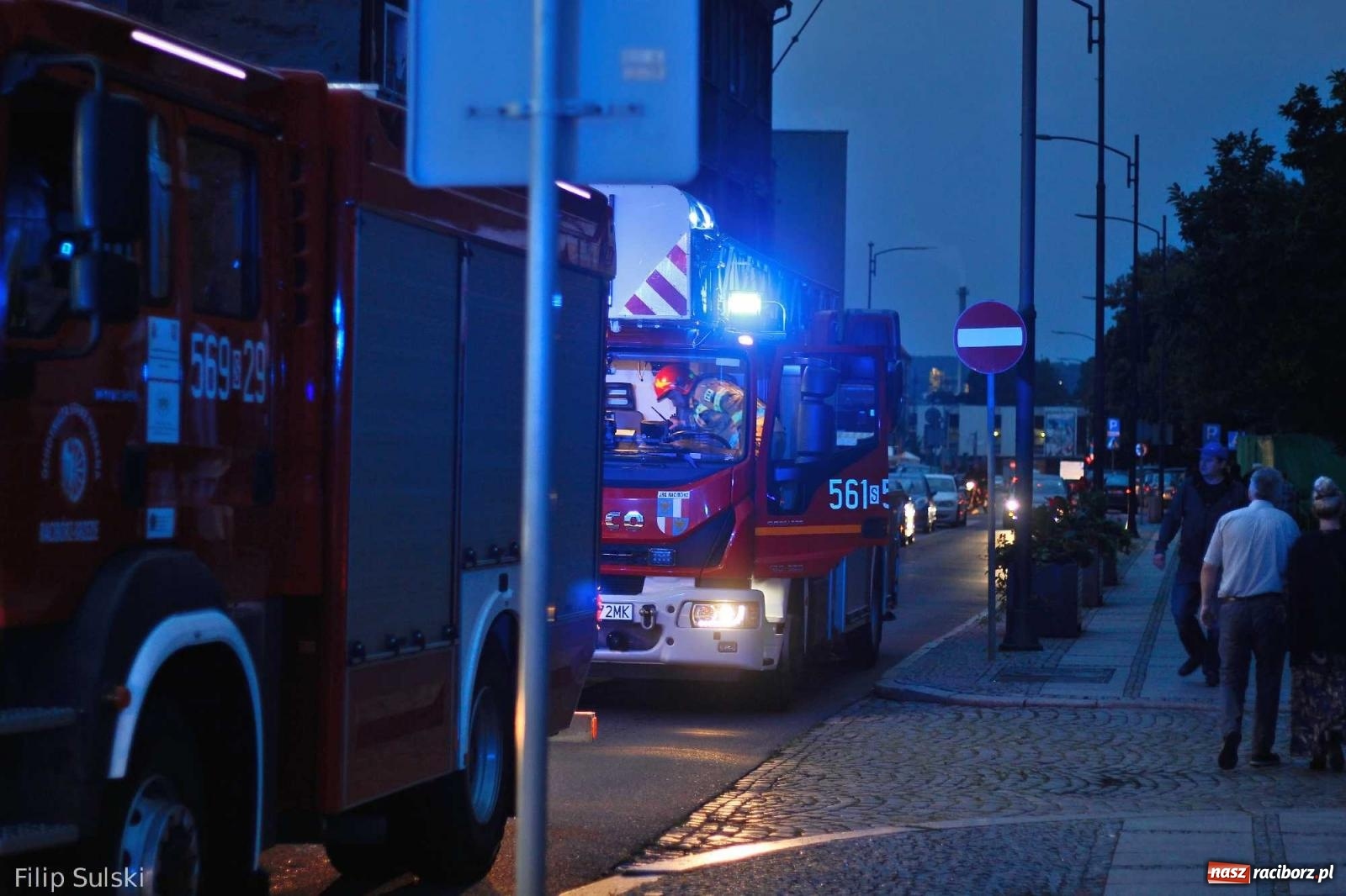 Zdjęcie w galerii na portalu naszraciborz.pl: Z Memoriału do akcji. Strażacka interwencja na Rynku wiadomości z regionu