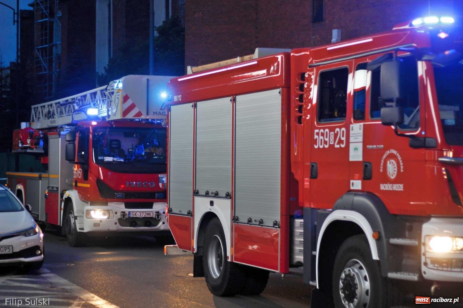 Zdjęcie w galerii na portalu naszraciborz.pl: Z Memoriału do akcji. Strażacka interwencja na Rynku wiadomości z regionu